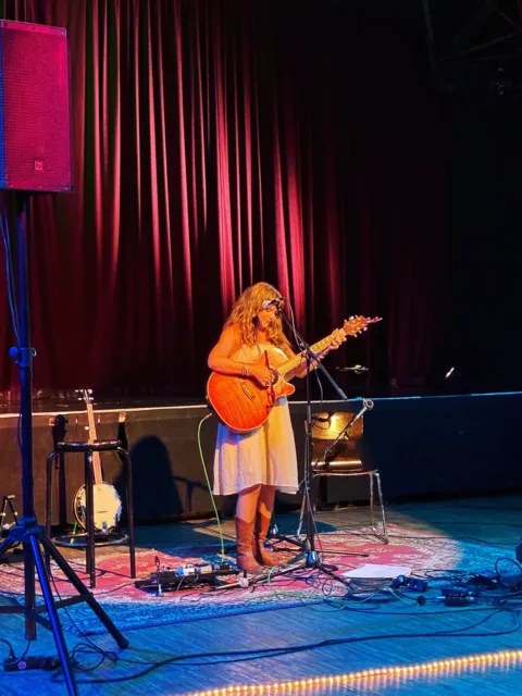 Last week at @weisserose_berlin 🪶🌹
Surreal that I get to do this and with such friendly faces in the audience. Thanks to everyone who came and listened to both @daisy_confused_ and myself and the lovely team who gave us all the reverb and colourful lighting we could ever wish for.
#performingsongwriter
#singersongwriterinberlin #indiemusician #liveperformances