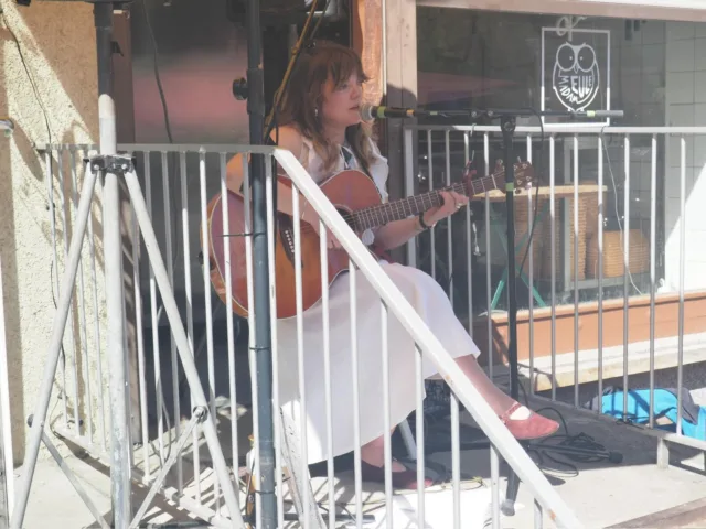Thanks @madameule for having me play your Maifest event yesterday. And thanks to everyone who came, stopped by or sat and listened, it was a pleasure to play for you all! ☺️☀️ it was nice to discover a new part of Berlin, too.
Swipe right for video.
Thank you to my photographer (who doesn’t have Instagram)
#singersongwriter #singersongwriterberlon